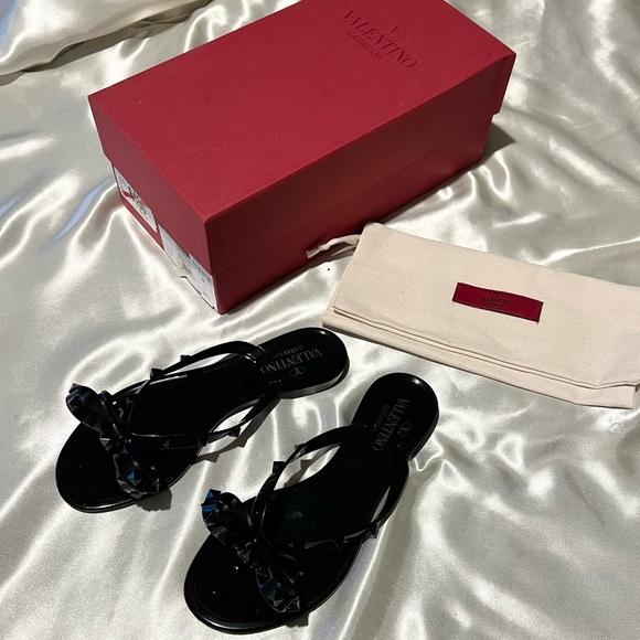 ❌ SOLD ❌ Valentino Garavani Rubber Rockstud Thong Size 36 - Picture 2 of 7